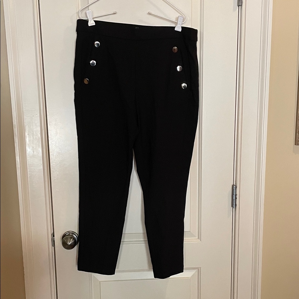 Chic Black Cropped Women's Pants with Button Detail